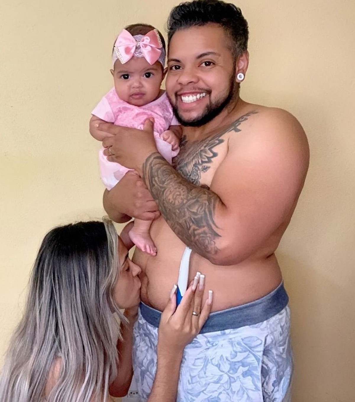 Poucos meses após o nascimento da primeira filha, casal trans engravida novamente: 'Surpresa enorme'