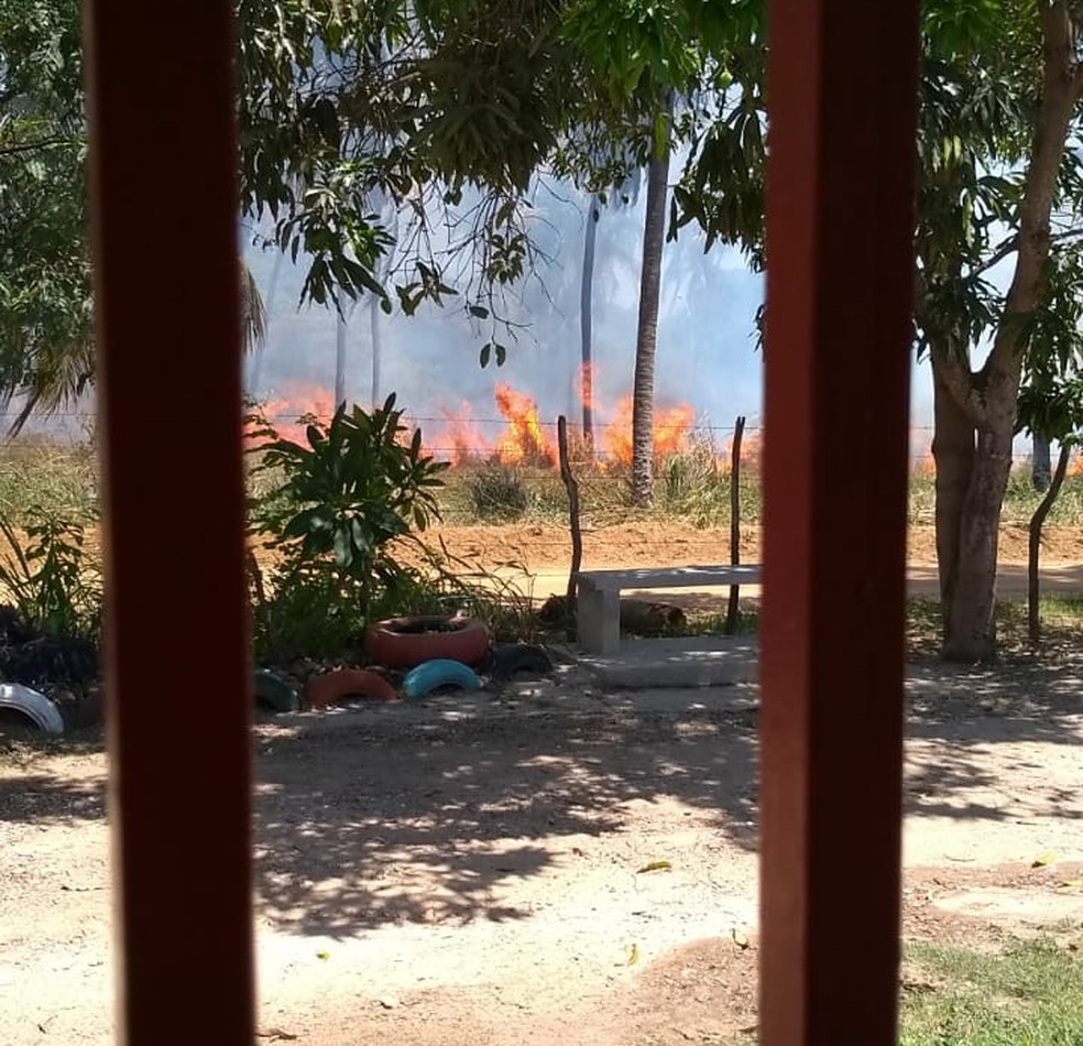 Fogo intenso em terreno em Ipioca atrapalha moradores da região — Foto: Lia Carvalho/Arquivo Pessoal