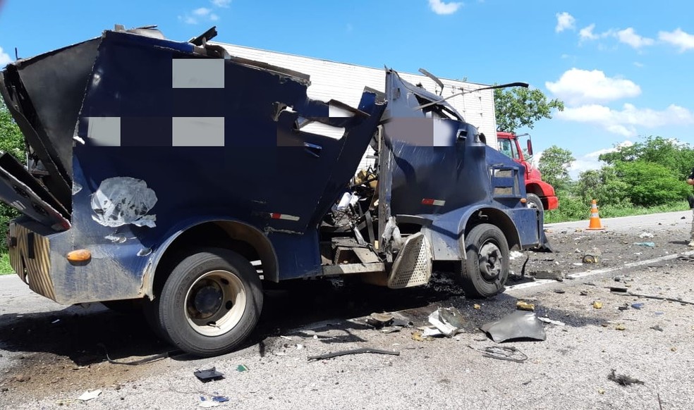 Carro-forte é assaltado na BR 316 em Ouricuri, no Sertão de Pernambuco — Foto: Polícia Rodoviária Federal