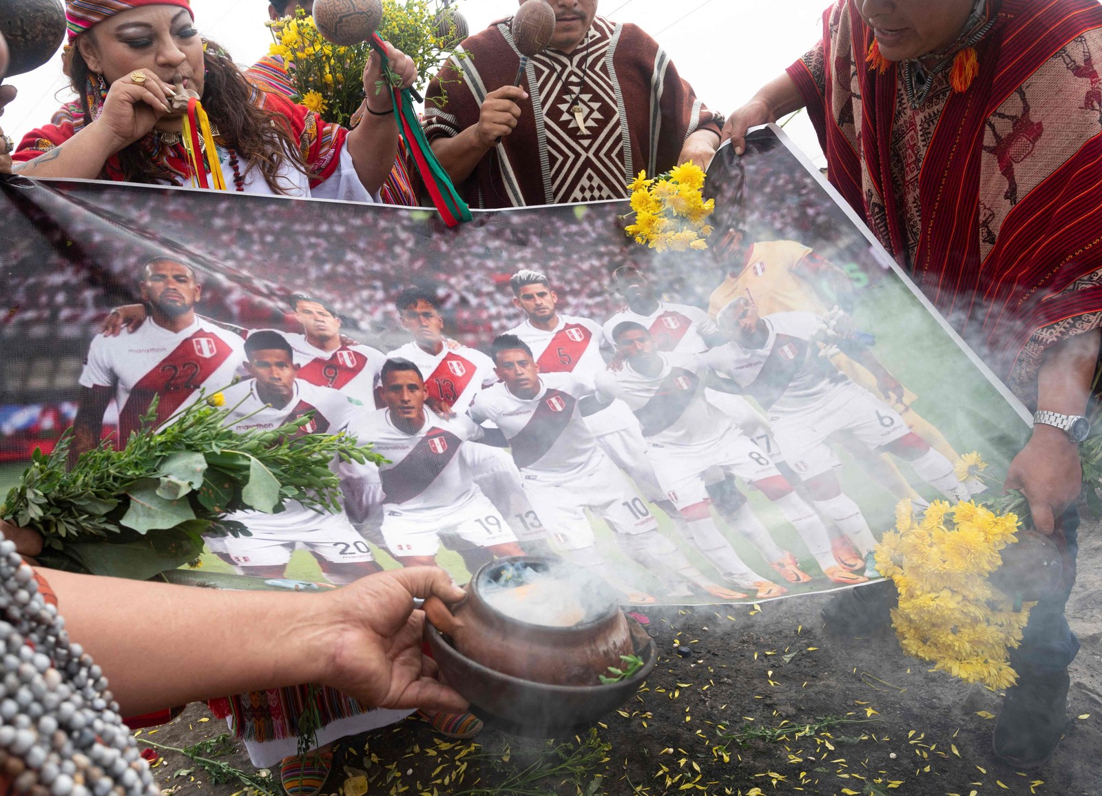 Xamãs peruanos realizam um ritual em Lima em apoio à seleção do Peru na repescagem contra a Austrália — Foto: CRIS BOURONCLE/AFP