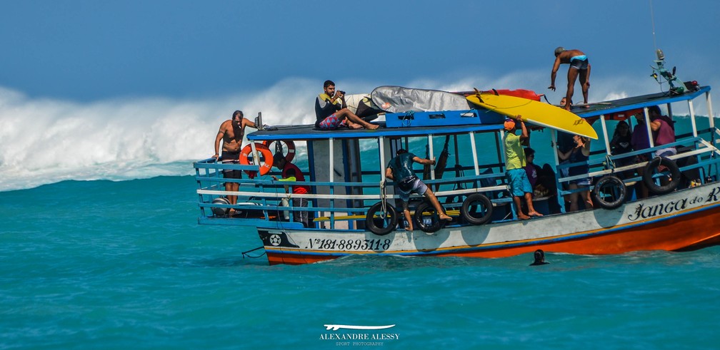 Barco da expedição à Urca do Minhoto (Foto: Alexandre Alessy/ Marcolini Filmes)
