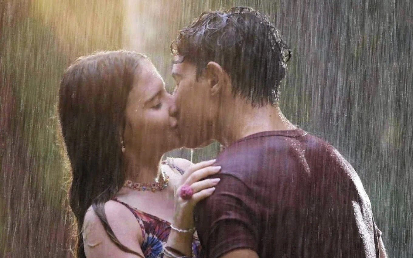 Poliana (Sophia Valverde) e João (Igor Jansen) trocam beijo na chuva em Poliana Moça (Foto: Divulgação/SBT)