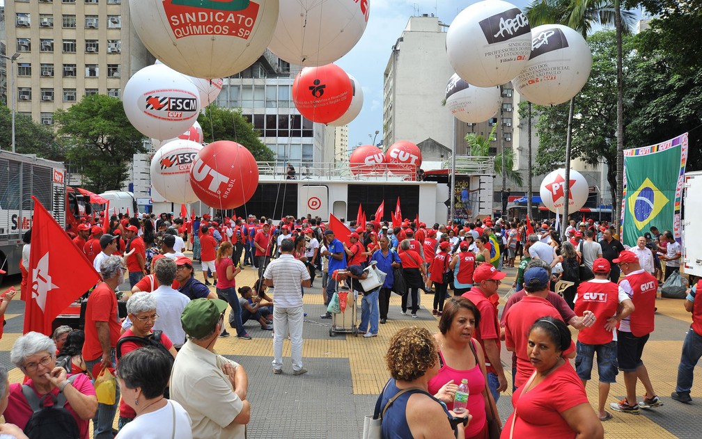 Manifestantes pró-Lula se reúnem na Praça da República, no Centro de São Paulo (Foto: Ricardo Bastos/FotoArena/Estadão Conteúdo)