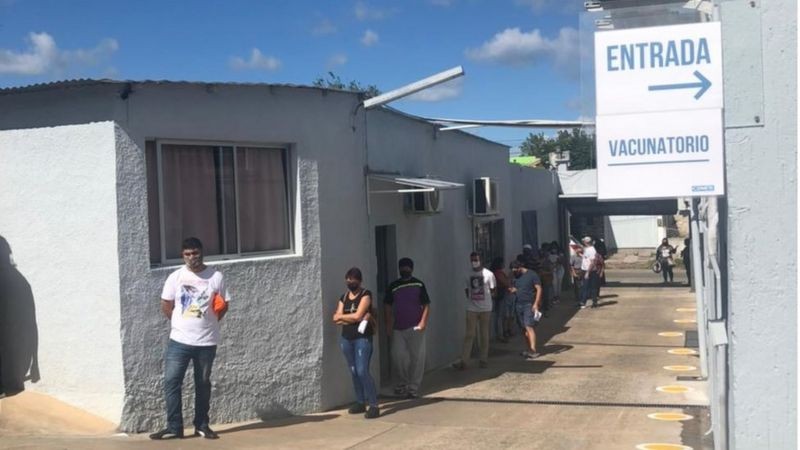 BBC Fila de pessoas à espera de imunização contra a covid-19 em uma unidade de saúde em Rivera, no Uruguai (Foto: Arquivo pessoal/BBC)