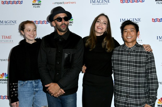 Shiloh, o artista de rua JR, Angelina Jolie e Pax (Foto: Getty Images)