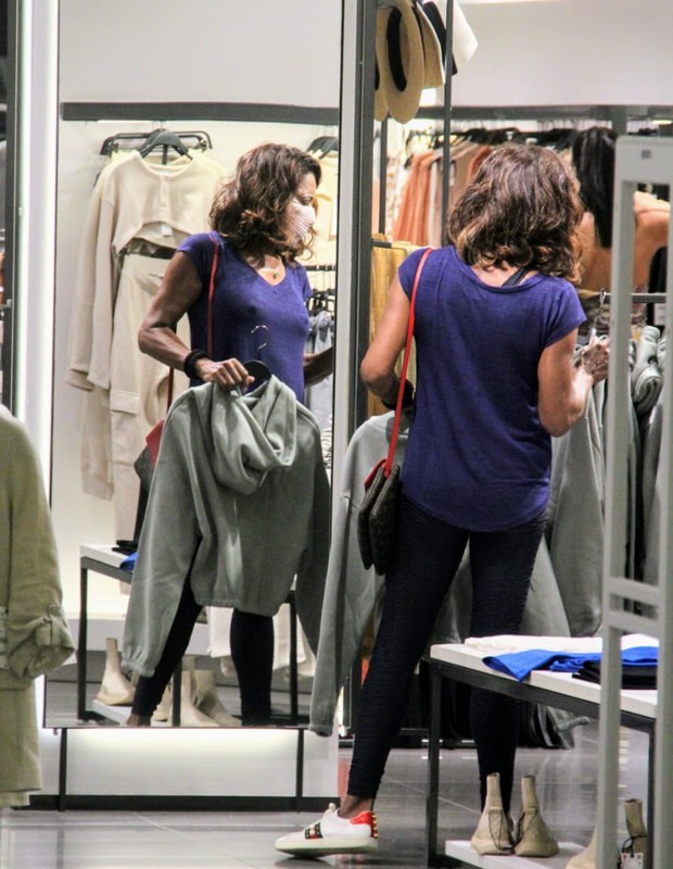 Gloria Maria vai às compras em shopping carioca (Foto: Daniel Delmiro/AgNews)