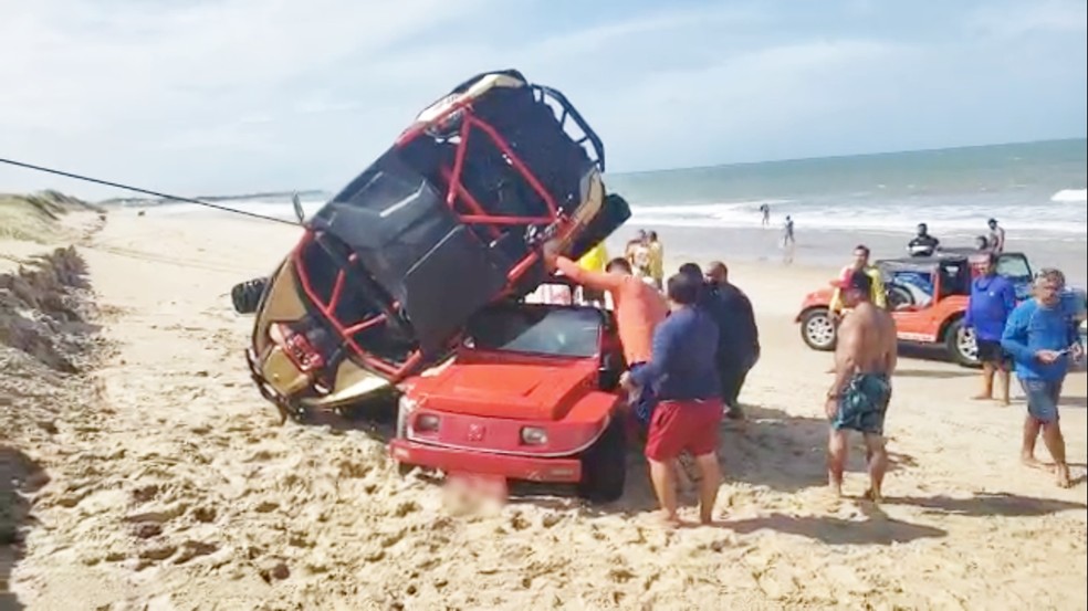 Off-road acabou se lan&Atilde;&sect;ando sobre o buggy, e os dois carros ficaram 'enroscados' &acirc;Â€Â” Foto: Redes Sociais 