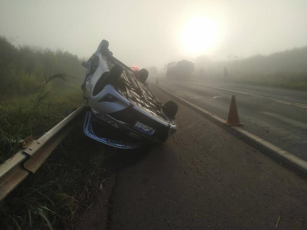Após colisão, carro foi jogado em defensa metálica da pista — Foto: Polícia Rodoviária 