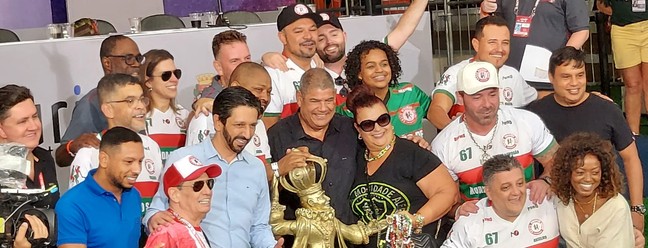 Prefeito Ricardo Nunes entrega o troféu à campeã do carnaval 2023 de SP, Mocidade Alegre — Foto: Rodrigo Rodrigues/g1