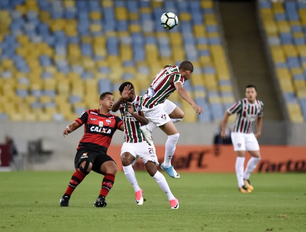 Walter disputa bola no duelo contra o Fluminense, no Maraca (Foto: André Durão/GloboEsporte.com)