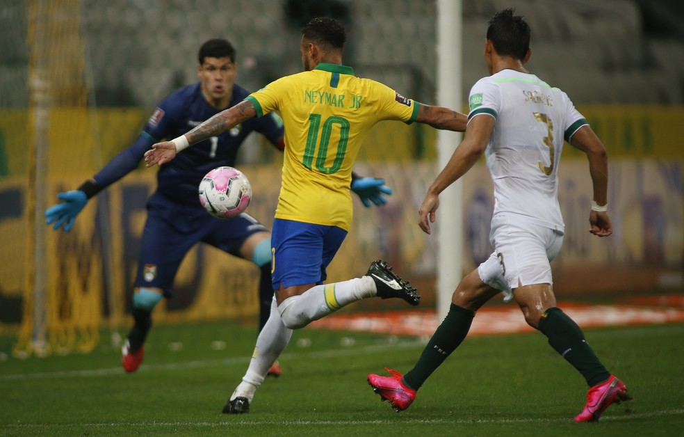 Neymar chuta, mas para na defesa de Lampe: o atacante brasileiro finalizou seis vezes e não marcou — Foto: Lucas Figueiredo / CBF