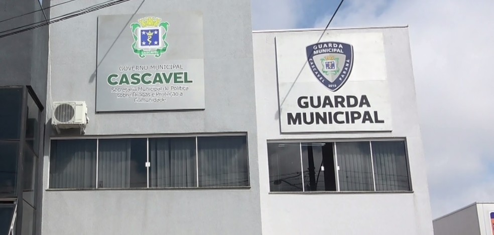 Homens foram presos após assaltarem a casa de uma agente da Guarda Municipal de Cascavel — Foto: Reprodução/RPC