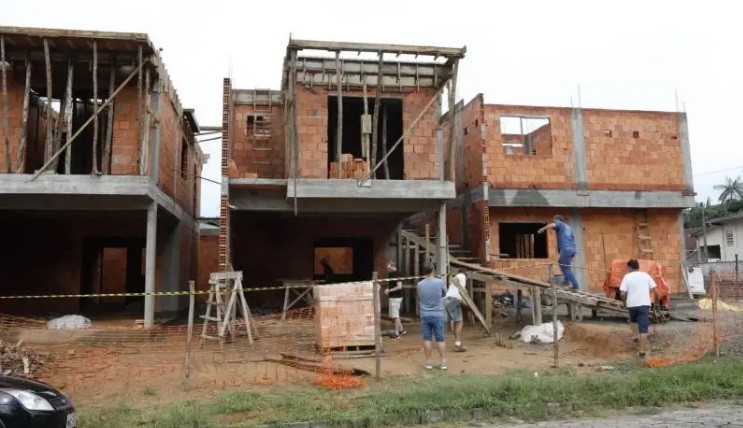 Idoso morre após cair da sacada de prédio em construção, em Blumenau