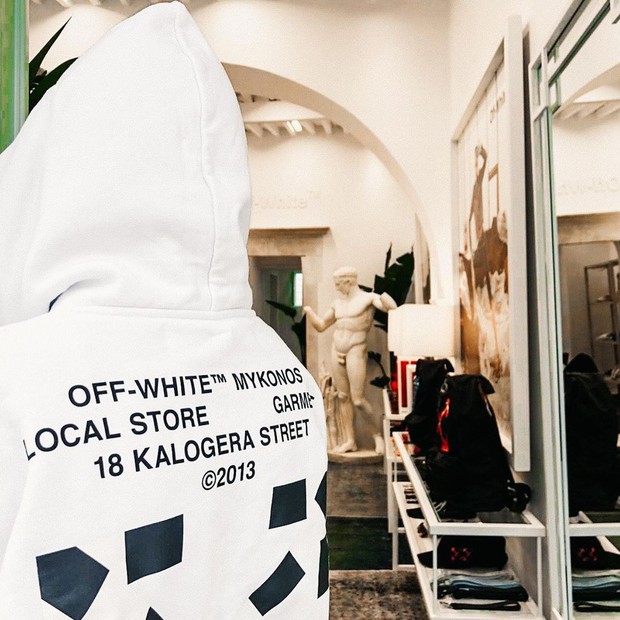 A loja pop-up da da Off-White em Mykonos (Foto: Instagram Off-White/ Reprodução)