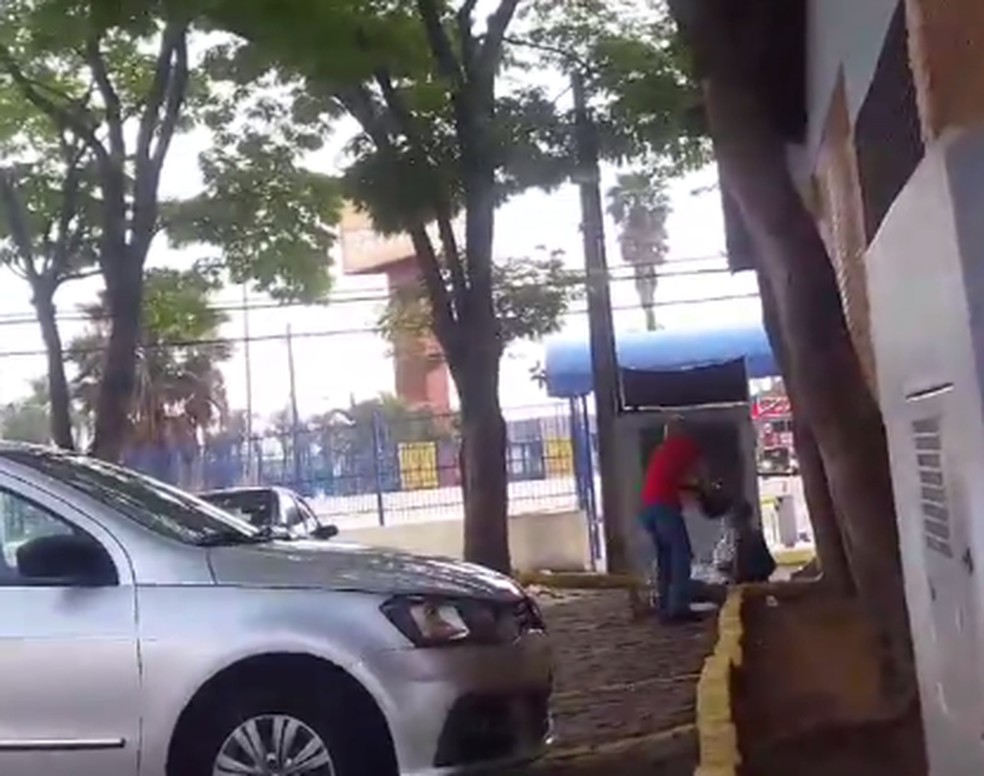 Dono da churrascaria disse que balde seria para limpar o chÃ£o da calÃ§ada â Foto: ReproduÃ§Ã£o
