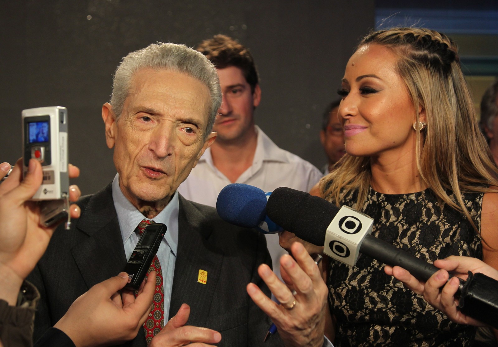 Debate: O candidato Plínio Arruda ao lado de Sabrina Sato na Rede TV, em 2010 — Foto: Eliária Andrade/Agência O GLOBO