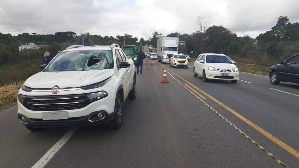 Professora morreu atingida por peça que se desprendeu de caminhão, em Araucária — Foto: Divulgação/PRF