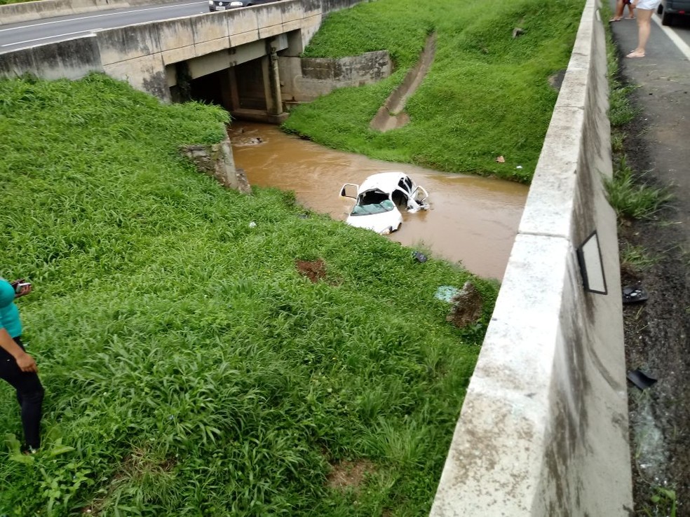 Carro cai em rio depois de acidente na BR-277, em Campo Largo (Foto: Divulgação/PRF)
