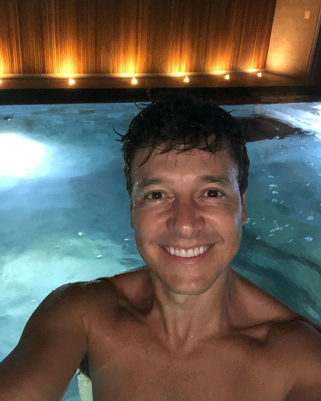 Rodrigo Faro Curte Ferias Na Piscina Sunga De Croche O Dia Todo Revista Glamour Celebridades