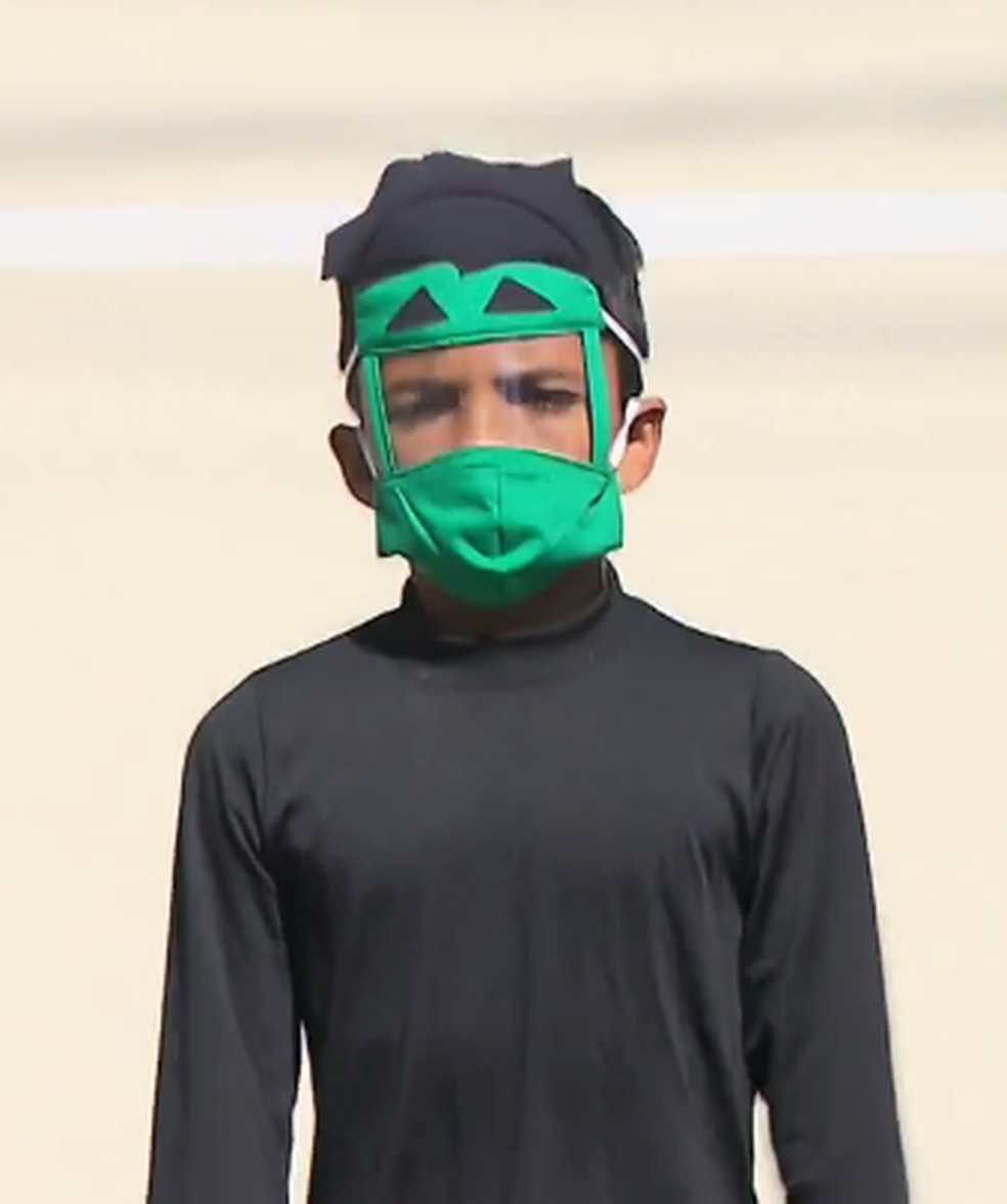 Casal desenvolveu máscaras de vários super-heróis para as crianças — Foto: Reprodução/RPC