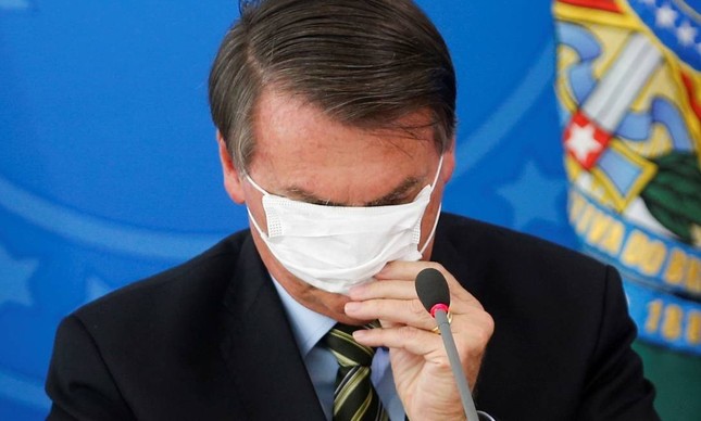 Presidente Jair Bolsonaro com máscara durante coletiva 