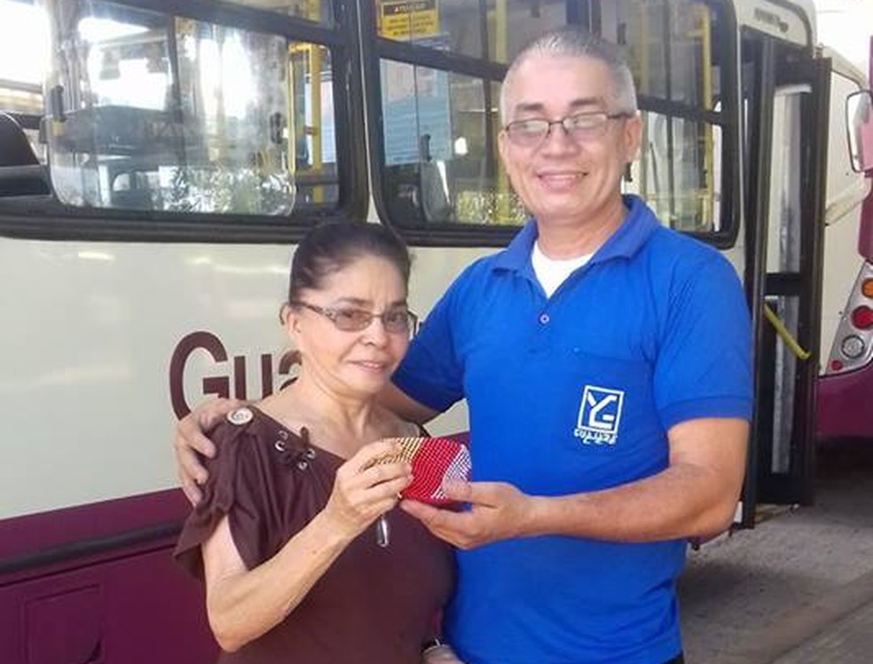 Dona Anita, de 80 anos, e o motorista Everaldo: idosa pode reaver dinheiro esquecido em ônibus (Foto: Arquivo Pessoal/ Everaldo Souza)