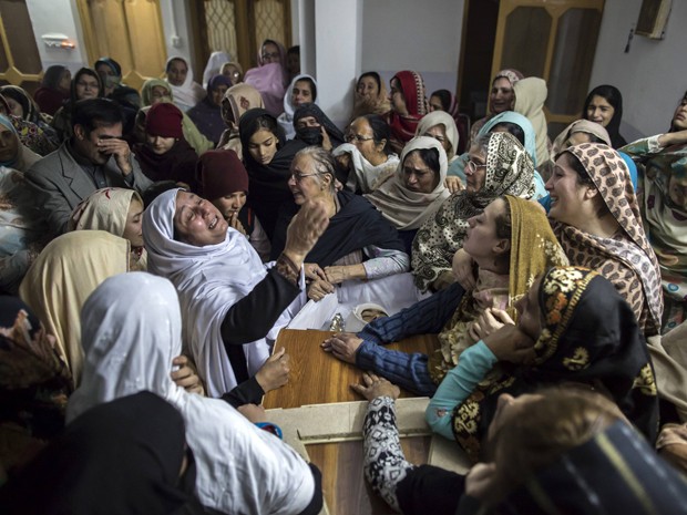 Mulheres choram a morte de Mohammed Ali Khan, de 15 anos, em Peshawar, no Paquistão (Foto: Reuters/Zohra Bensemra)