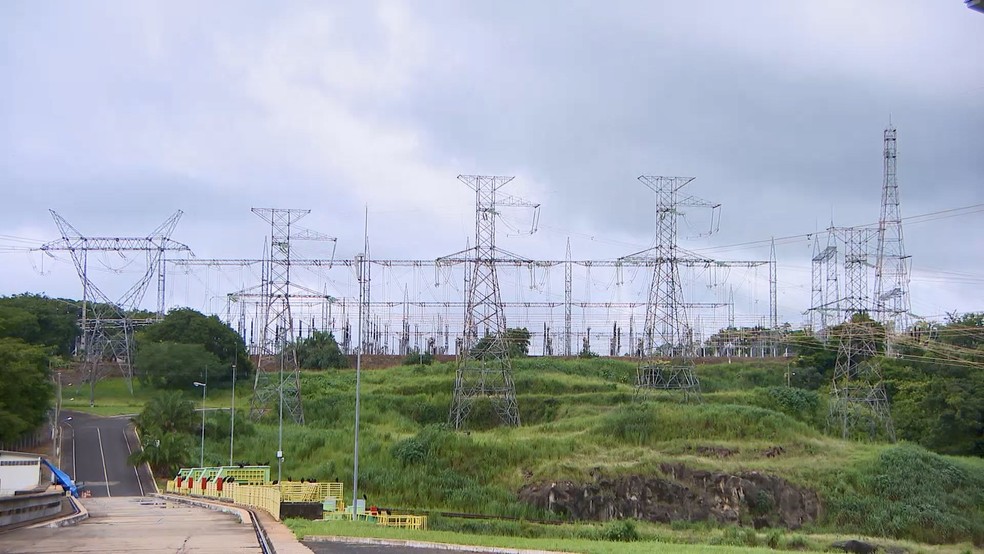 Torres de transmissão de energia produzida na Usina Hidrelétrica de Emborcação, em Araguari — Foto: Reprodução/TV Integração