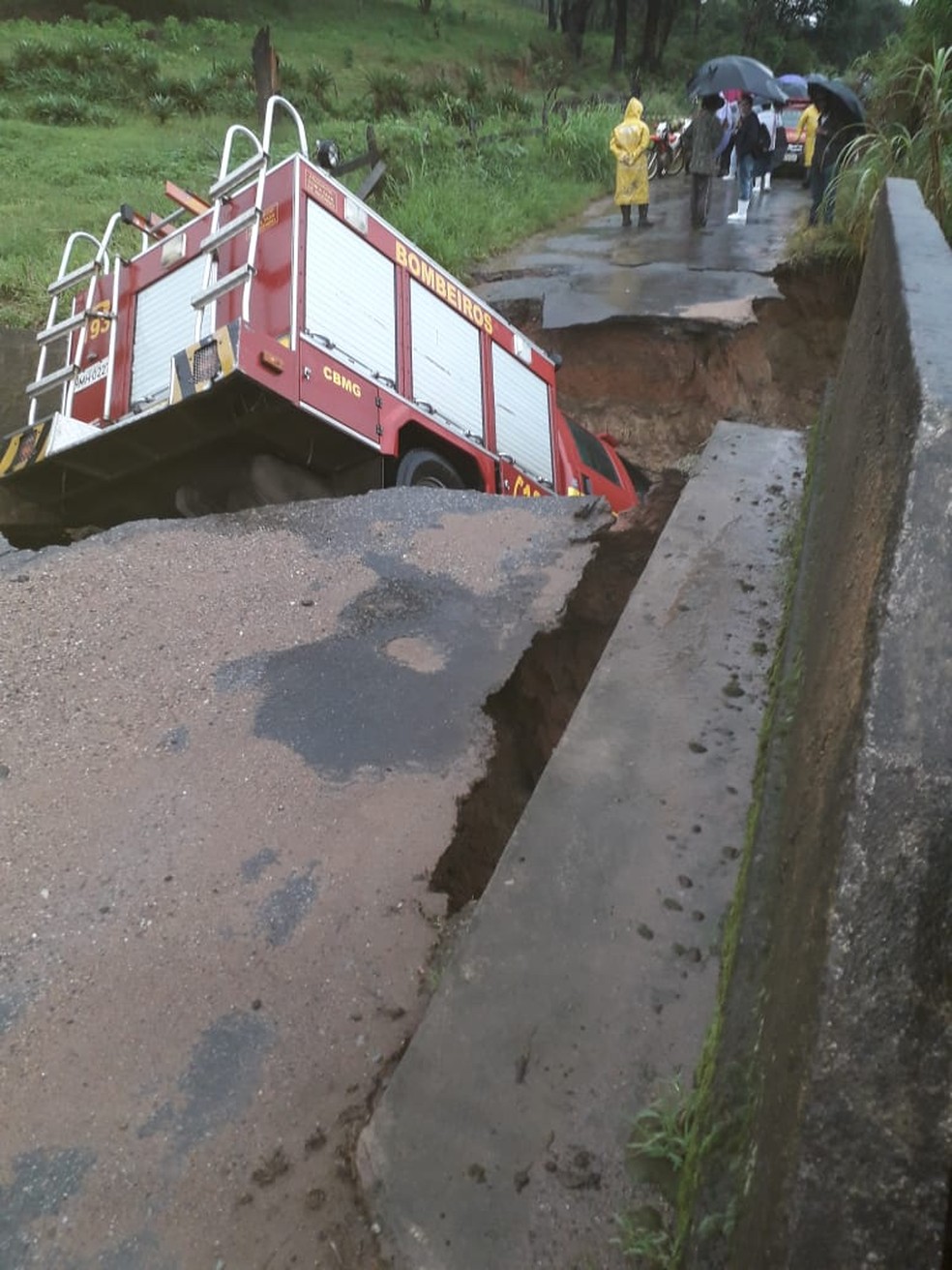 Viatura do Corpo de Bombeiros ficou presa em ponte em Antônio Carlos — Foto: Redes Sociais/Reprodução
