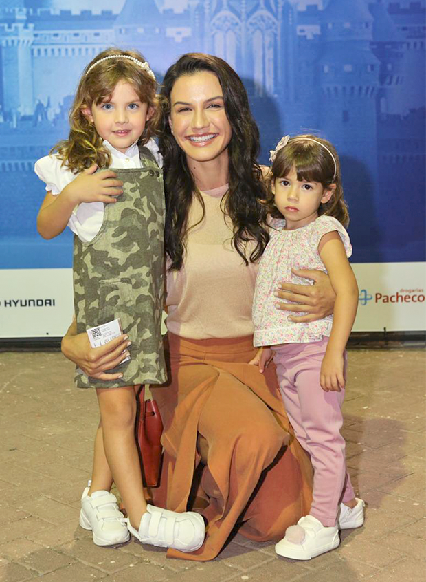 Kyra Gracie com as filhas, Ayra e Kyara (Foto: Reginaldo Teixeira/ CS Eventos/ Divulgação )