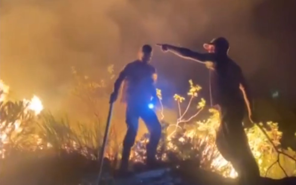 Brigadistas atuam para tentar controlar o fogo no Parque Estadual Sete Passagens, em Miguel Calmon — Foto: Reprodução/TV Bahia