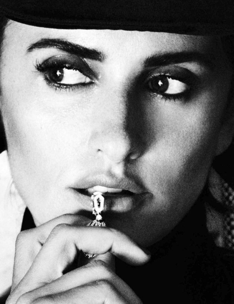 Aos 42 anos, Penélope Cruz exibe corpão na Vogue espanhola - Vogue | gente