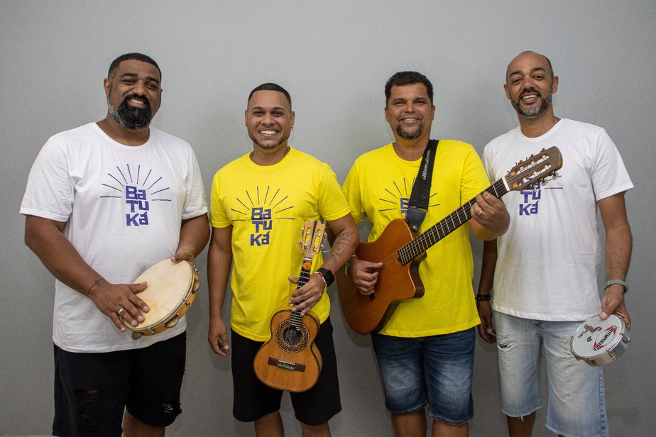 O grupo Batuká anima o grito de carnaval do bar Combinado Carioca, na Tijuca