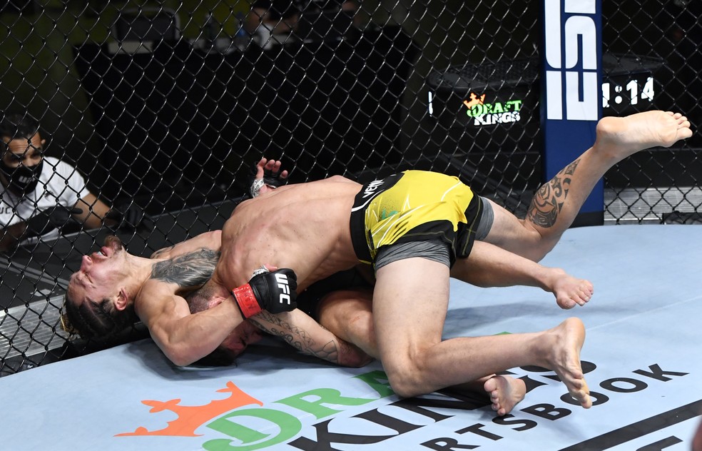 Felipe Cabocão arremessa Luke Sanders após erguê-lo nos ombros no UFC Reyes x Prochazka — Foto: Getty Images