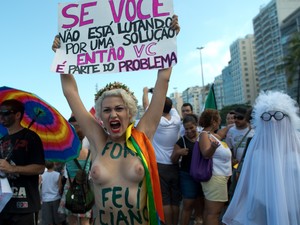 Integrante do Femen Brasil participa de manifestação no Rio de Janeiro.  (Foto: Christophe Simon/AFP)