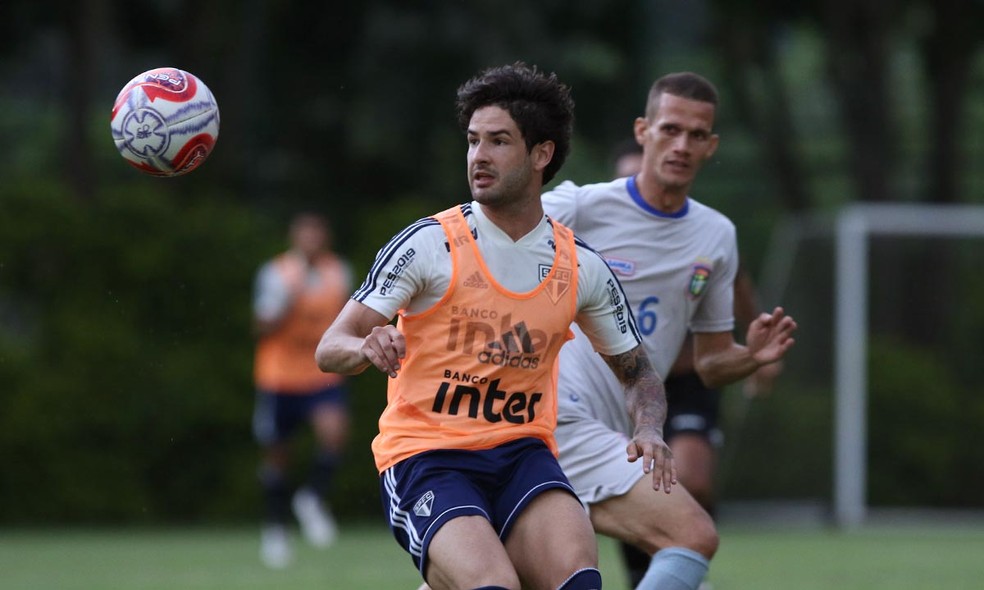 Alexandre Pato, em jogo-treino do São Paulo no CT — Foto: Rubens Chiri / saopaulofc.net