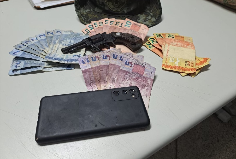 Homem, de 18 anos, foi preso em flagrante pela Polícia Ambiental, nesta terça-feira (4) — Foto: Polícia Ambiental