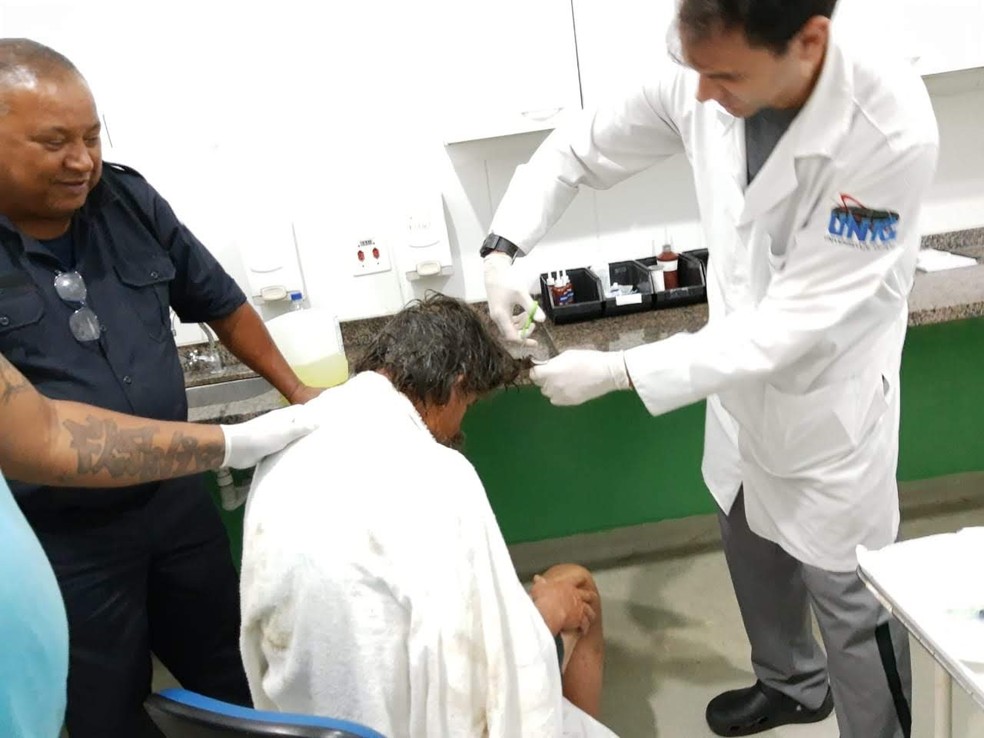 Médicos cortam cabelo de morador de rua na UPA de Peruíbe (SP) — Foto:  Bruno Chehade/Arquivo pessoal