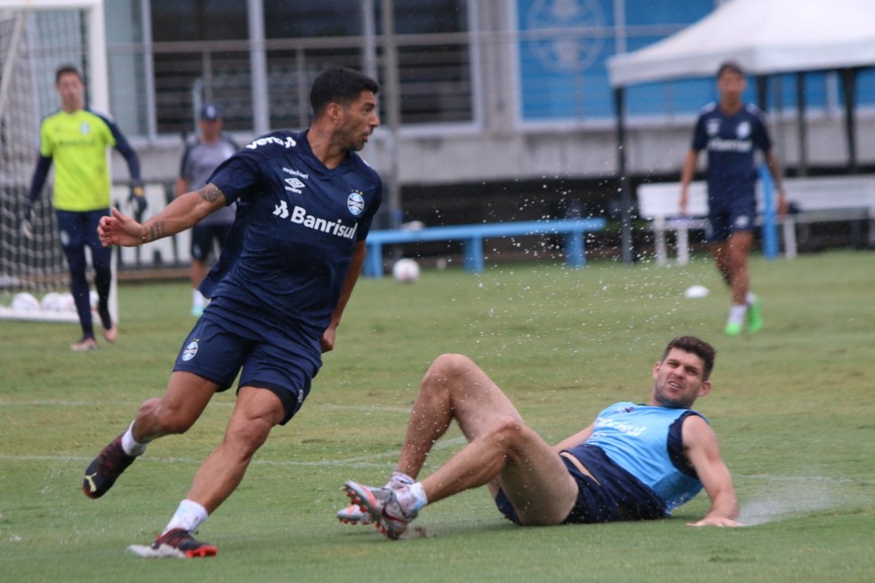 Suárez e Kannemann durante o treino do Grêmio nesta sexta-feira — Foto: João Victor Teixeira