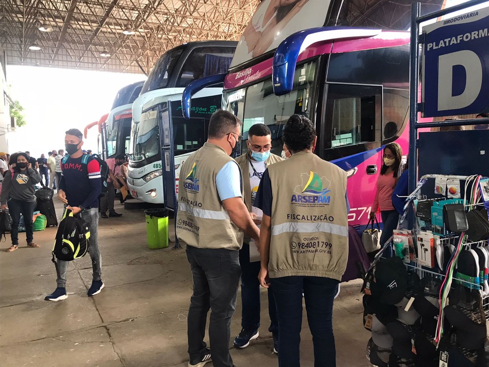Agentes fiscalizam veículos para a saída do feriado, em Manaus — Foto: Lane Gusmão/Rede Amazônica