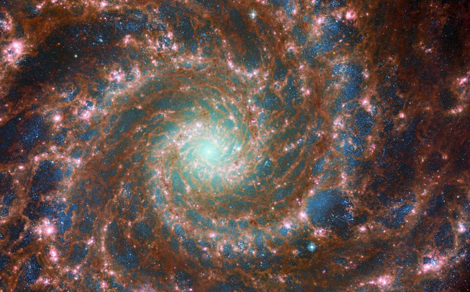 Imagem gerada, após uma combinação de dados do Webb com o Hubble, da M74 (Foto: ESA E Nasa)