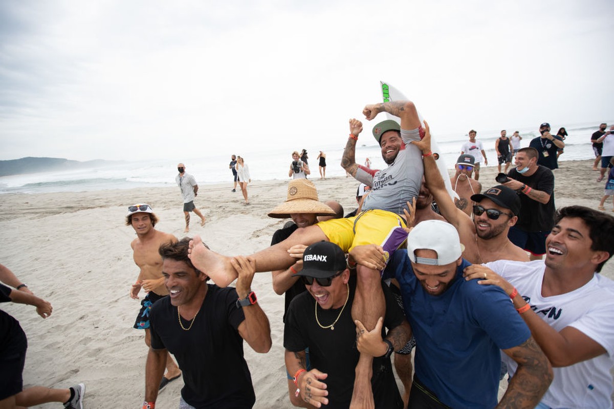 Adriano de Souza se despide del surf profesional y es homenajeado en México |  mundo del surf