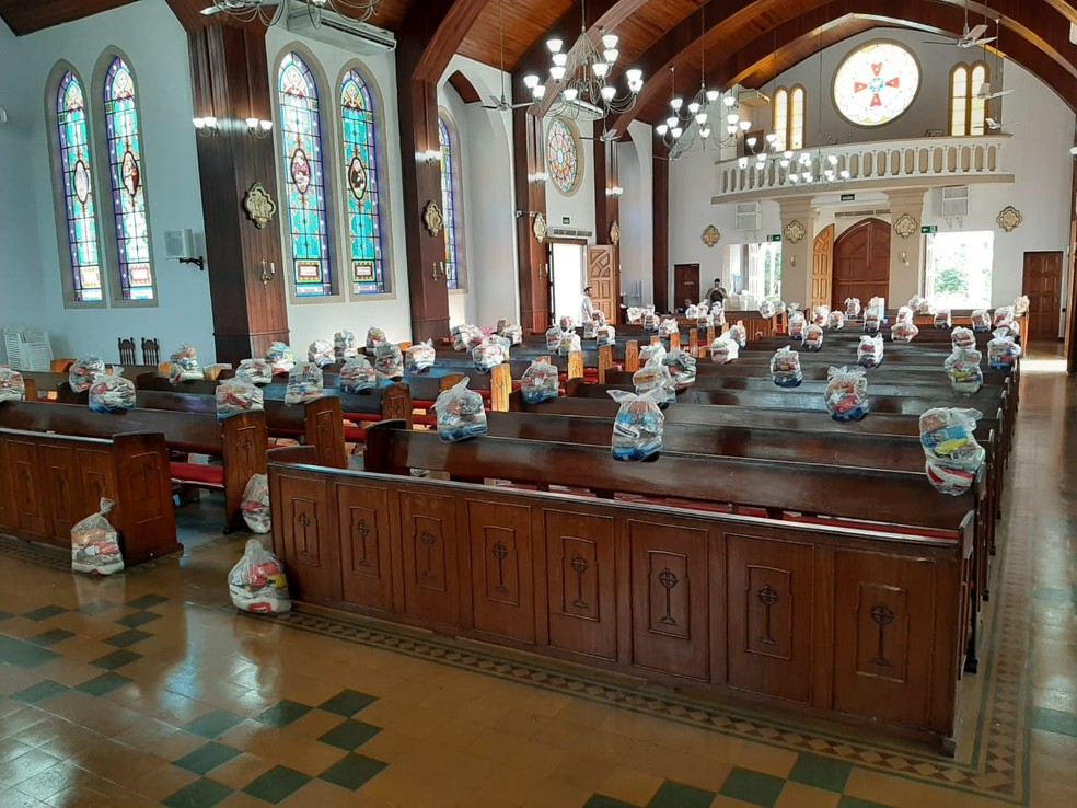 Igreja coloca cestas básicas em bancos durante missa para homenagear pessoas que doaram alimentos. — Foto: Arquivo Pessoal/Padre Paulo Sousa