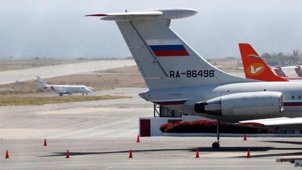 Avião com bandeira russa no aeroporto internacional de Caracas, em março (Foto: Reuters via BBC)