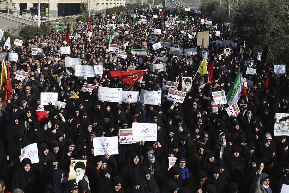 Manifestantes marcham em Teerã no sábado (30) (Foto: AP Foto/Ebrahim Noroozi)