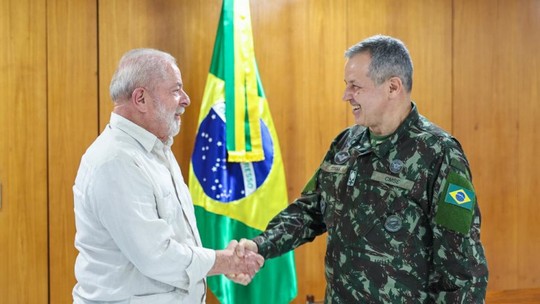 Diante dos comandantes militares, Lula assina a promoção dos novos oficiais