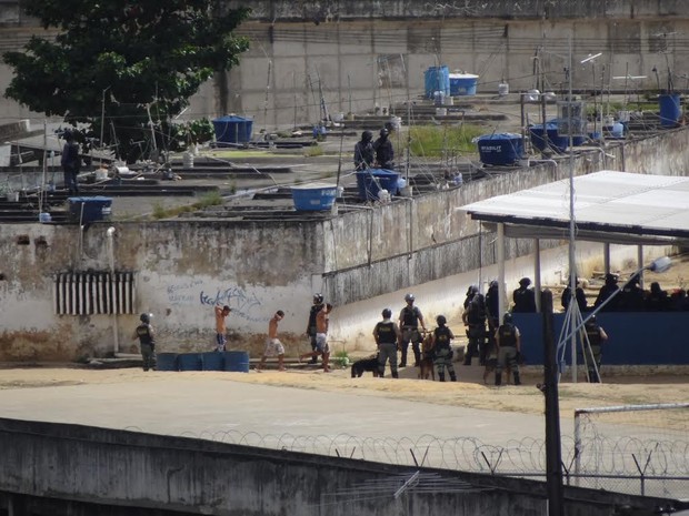 Detentos foram revistados após confusão flagrada por câmeras (Foto: Penélope Araújo/G1)