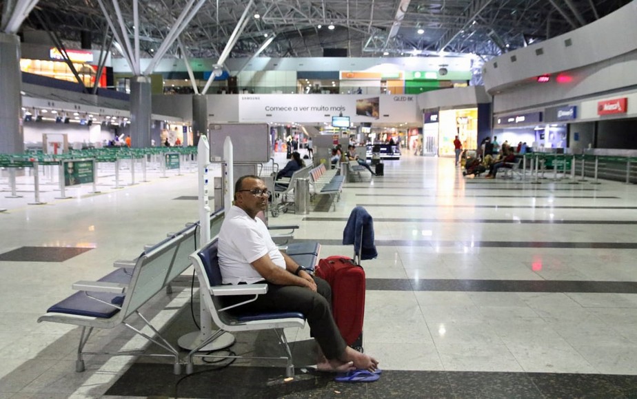 Sem ter onde morar e em busca de emprego, homem dorme no Aeroporto do Recife hÃ¡ sete anos