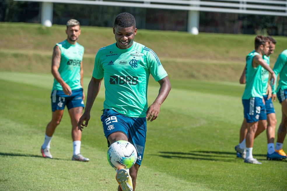 Lincoln em treino do Flamengo — Foto: Alexandre Vidal / Flamengo