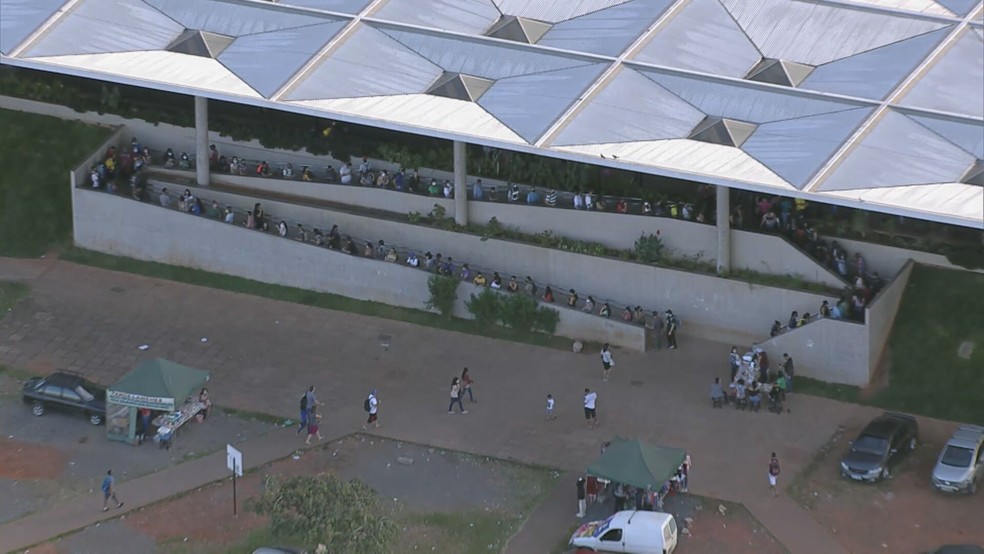 Fila de pessoas para entrar na Estação Ceilândia Centro, no DF — Foto: TV Globo/Reprodução